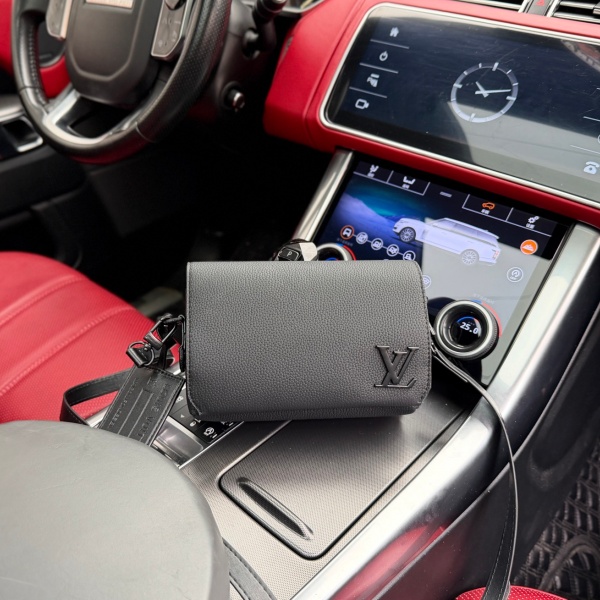 Louis Vuitton Fastline Wearable Wallet BA75001224